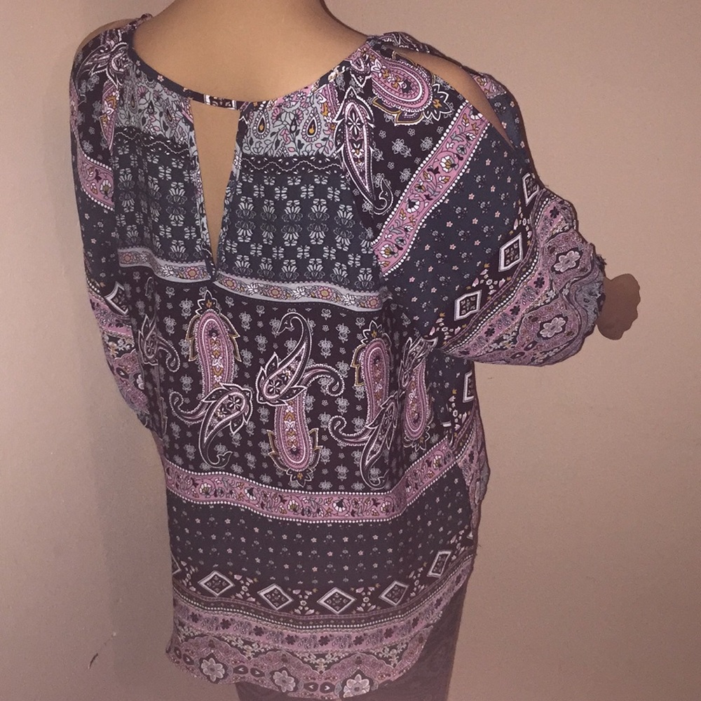 ๐บ๐ธ๐บ๐ธ๐บ๐ธCold Shoulder Top ๐๐ฅ - Picture 4 of 5